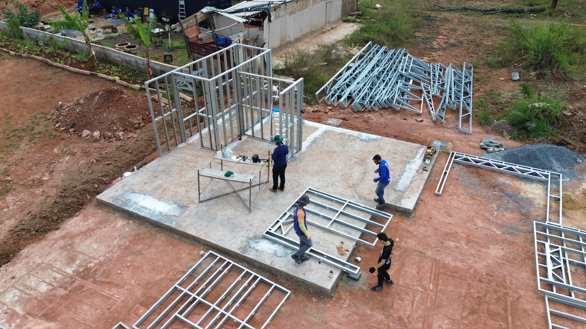Vista aérea das paredes em Light Steel Frame separadas sobre o radier, prontas para iniciar a montagem