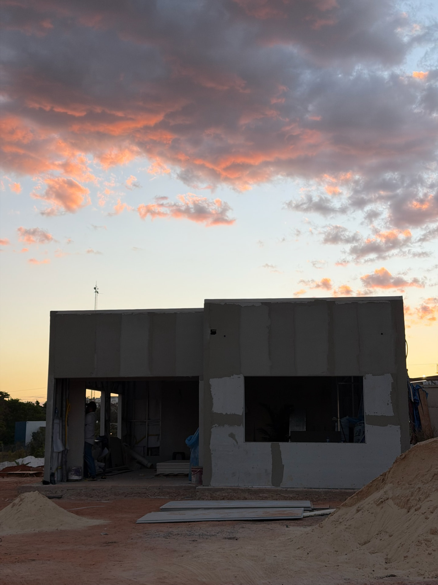 Fachada da obra com fechamento externo concluído e início da técnica BaseCoat para acabamento e proteção externa contra água e vento