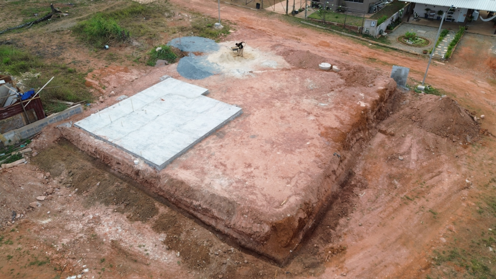 Vista aérea da fundação em radier pronta e curada, aguardando a estrutura metálica